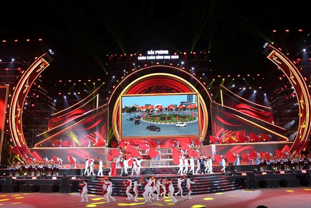 S&acirc;n khấu chương tr&igrave;nh được d&agrave;n dựng c&ocirc;ng phu, hiện đại, sẵn s&agrave;ng cho đ&ecirc;m biểu diễn ch&iacute;nh thức tại Quảng trường Trung t&acirc;m Ch&iacute;nh trị - H&agrave;nh ch&iacute;nh th&agrave;nh phố.