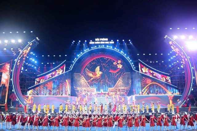 Tiết mục nghệ thuật đặc sắc với sự tham gia của đ&ocirc;ng đảo nghệ sĩ, diễn vi&ecirc;n, t&aacute;i hiện kh&ocirc;ng kh&iacute; m&ugrave;a xu&acirc;n rộn r&agrave;ng, tươi mới.