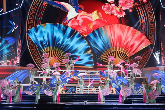 Tiết mục m&uacute;a quạt, m&uacute;a &ocirc; mang đậm sắc m&agrave;u truyền thống, tạo điểm nhấn nghệ thuật trong tổng thể chương tr&igrave;nh.