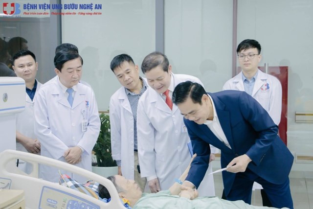 Lãnh đạo tỉnh Nghệ An thăm, chúc Tết các cơ quan, đơn vị trên địa bàn - Ảnh 6