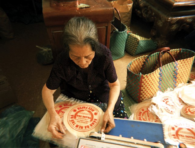 Bà Hà cần mẫn hoàn thiện bước đóng gói sản phẩm cuối cùng trước khi xuất ra thị trường.