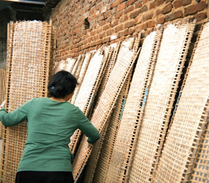 Bánh đa nem không chỉ là sản phẩm để bán mà còn là kí ức, là sự tiếp nối và lưu truyền của các thế hệ tại vùng đất Thổ Hà.