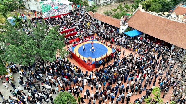 To&agrave;n cảnh sới vật tại Di t&iacute;ch quốc gia Đ&igrave;nh Vĩnh Kh&ecirc; chật k&iacute;n người d&acirc;n v&agrave; du kh&aacute;ch thập phương về dự hội, tạo n&ecirc;n kh&ocirc;ng kh&iacute; Xu&acirc;n s&ocirc;i động, rộn r&agrave;ng.