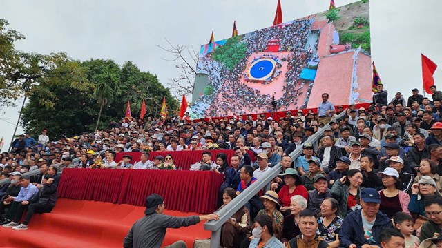 M&agrave;n h&igrave;nh lớn được lắp đặt tại s&acirc;n đ&igrave;nh tr&igrave;nh chiếu trực tiếp diễn biến c&aacute;c trận đấu, gi&uacute;p đ&ocirc;ng đảo kh&aacute;n giả theo d&otilde;i r&otilde; từng thế vật, từng pha ra đ&ograve;n đầy kịch t&iacute;nh.