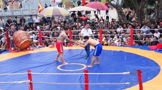 Hai đ&ocirc; vật thực hiện nghi thức ch&agrave;o trước khi bước v&agrave;o thi đấu, thể hiện tinh thần thượng v&otilde; v&agrave; t&ocirc;n trọng đối thủ.