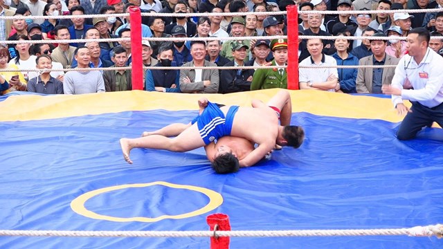 Những đ&ograve;n kh&oacute;a, lật mang đậm bản sắc vật cổ truyền Vĩnh Kh&ecirc; được c&aacute;c đ&ocirc; vật thể hiện đầy uy lực, ph&ocirc; diễn sức mạnh, kỹ thuật v&agrave; bản lĩnh thượng v&otilde;.