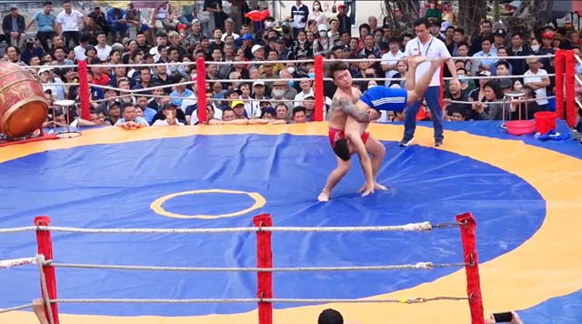 Khoảnh khắc quật ng&atilde; quyết định tr&ecirc;n sới vật, thu h&uacute;t sự theo d&otilde;i hồi hộp của đ&ocirc;ng đảo kh&aacute;n giả.