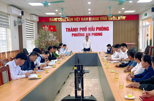 Đồng ch&iacute; L&acirc;m Văn Đạt &ndash; Chủ tịch UBND phường, Chủ tịch Hội đồng bồi thường, hỗ trợ, t&aacute;i định cư chủ tr&igrave; hội nghị.