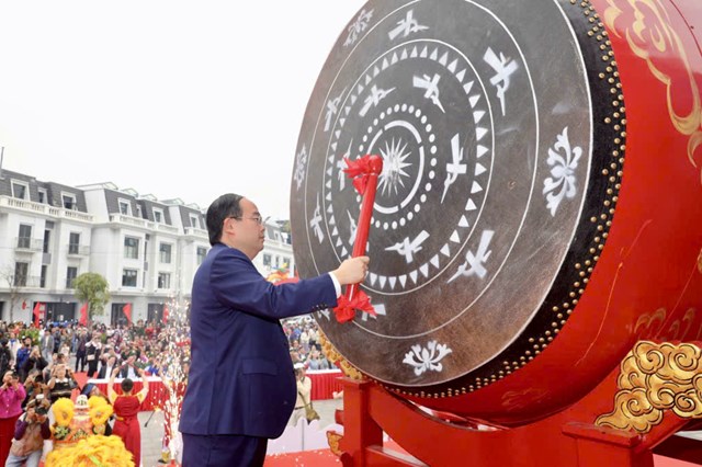 Đồng ch&iacute; Quản Minh Cường, Ủy vi&ecirc;n Trung ương Đảng, B&iacute; thư Tỉnh ủy, Trưởng Đo&agrave;n ĐBQH tỉnh,đ&aacute;nh trống khai hội vang l&ecirc;n, mở đầu Hội Khai b&uacute;t xu&acirc;n B&iacute;nh Ngọ 2026 với kh&iacute; thế thi đua lao động, học tập v&agrave; s&aacute;ng tạo.