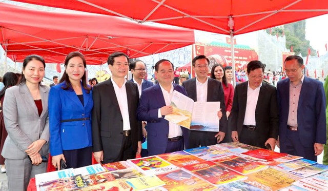 Đồng ch&iacute; Quản Minh Cường, Ủy vi&ecirc;n Trung ương Đảng, B&iacute; thư Tỉnh ủy, Trưởng Đo&agrave;n ĐBQH tỉnh c&ugrave;ng c&aacute;c đồng ch&iacute; l&atilde;nh đạo tỉnh tham quan kh&ocirc;ng gian trưng b&agrave;y c&aacute;c t&aacute;c phẩm văn học nghệ thuật, b&aacute;o ch&iacute;...