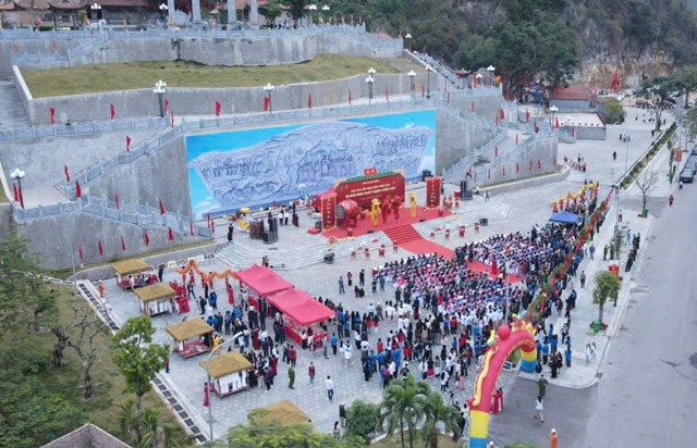 To&agrave;n cảnh Hội Khai b&uacute;t xu&acirc;n B&iacute;nh Ngọ 2026 tại ch&acirc;n N&uacute;i B&agrave;i Thơ (phường Hồng Gai, Quảng Ninh).