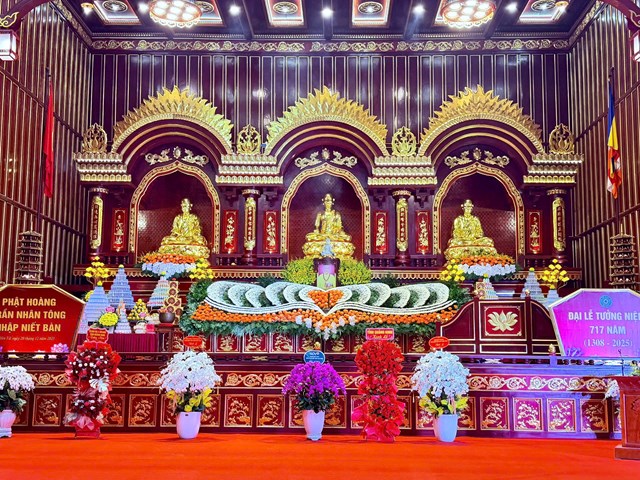 Không gian trang nghiêm tại chính điện Khu di tích Yên Tử trong dịp Đại lễ tưởng niệm Phật hoàng Trần Nhân Tông.