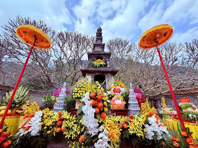 Lễ dâng hương, dâng hoa tưởng niệm Phật hoàng Trần Nhân Tông được tổ chức trang trọng tại tháp Tổ trên non thiêng Yên Tử, thể hiện lòng thành kính và tri ân bậc tiền nhân khai sáng Thiền phái Trúc Lâm.