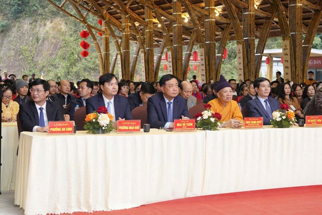 C&aacute;c đồng ch&iacute; l&atilde;nh đạo tỉnh Quảng Ninh v&agrave; Ban Quản l&yacute; Di sản thế giới Vịnh Hạ Long &ndash; Y&ecirc;n Tử dự lễ khai hội.