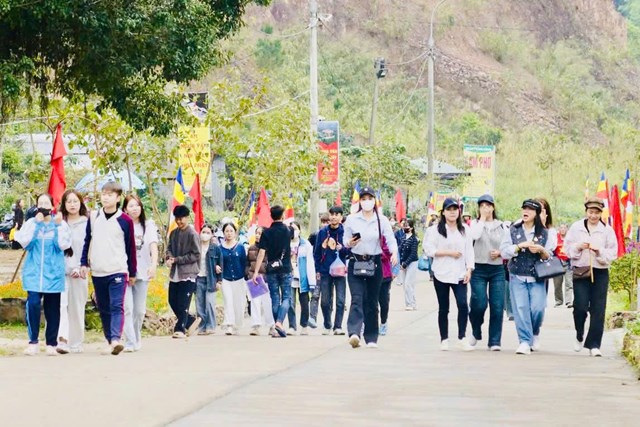 D&ograve;ng người h&agrave;nh hương về Chốn Tổ Ngọa V&acirc;n trong những ng&agrave;y đầu Xu&acirc;n B&iacute;nh Ngọ 2026.