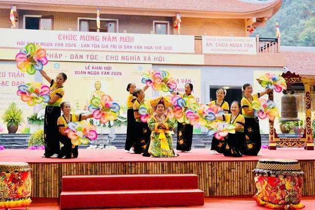 Chương tr&igrave;nh nghệ thuật đặc sắc tại Nh&agrave; Tr&uacute;c &ndash; L&agrave;ng thiền Ngọa V&acirc;n, lan tỏa sắc xu&acirc;n v&agrave; tinh thần văn h&oacute;a d&acirc;n tộc trong ng&agrave;y khai hội.