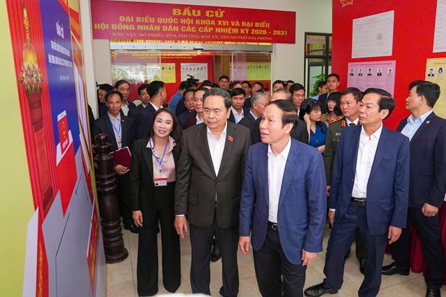 Chủ tịch Quốc hội Trần Thanh Mẫn kiểm tra c&ocirc;ng t&aacute;c chuẩn bị bầu cử tại khu vực bỏ phiếu số 8, phường Hải An.