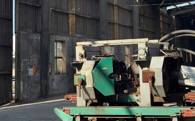 Công ty thu mua sắt thép và các vật liệu công nghiệp từ nhiều đơn vị thanh lý trên địa bàn, sau đó tập kết, phân loại và xử lý tập trung tại bãi nhằm tối ưu quy trình tái chế và nâng cao giá trị sử dụng của nguồn phế liệu.