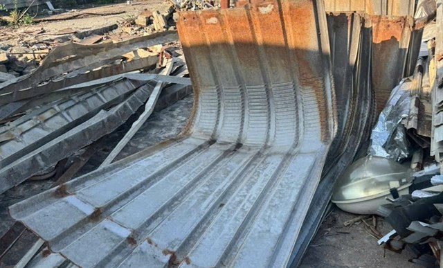 Sắt thép, tôn và các loại kim loại phế liệu từ nhiều đơn vị thanh lý được Công ty thu gom, phân loại và tập kết tại bãi, sẵn sàng cho quá trình xử lý, tái chế theo quy trình chuyên nghiệp.