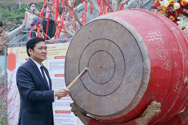 &Ocirc;ng Ho&agrave;ng Nghĩa Hiếu - Ph&oacute; B&iacute; thư Thường trực Tỉnh ủy, Chủ tịch HĐND tỉnh Nghệ An đ&aacute;nh trống khai Hội