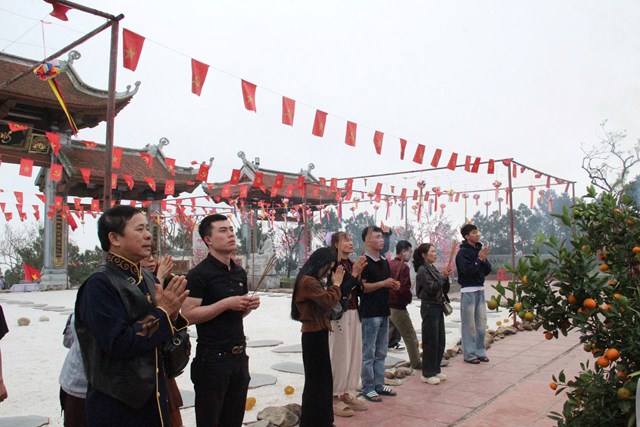 Người d&acirc;n thập phương đến tham dự