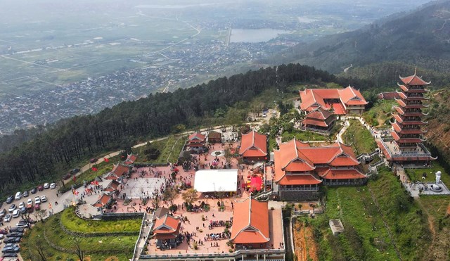 To&agrave;n cảnh khu&ocirc;n vi&ecirc;n Ch&ugrave;a Đại Tuệ tr&ecirc;n n&uacute;i thi&ecirc;ng