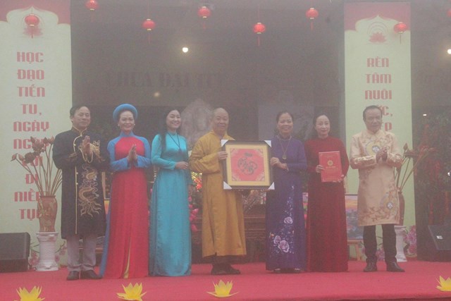 Ho&agrave; thượng Th&iacute;ch Thọ Lạc - Trưởng Ban Văn ho&aacute; Trung ương Gi&aacute;o hội Phật gi&aacute;o Việt Nam, Trụ tr&igrave; ch&ugrave;a Đại Tuệ trao quyết định th&agrave;nh lập C&acirc;u lạc bộ&nbsp;V&iacute; Giặm &ldquo;S&aacute;ng đạo trong đời&rdquo;.