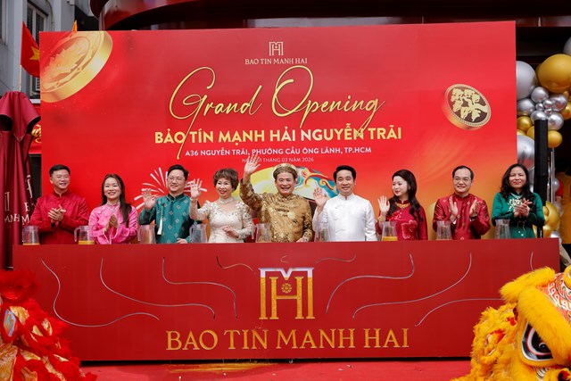 Ban lãnh đạo Bảo Tín Mạnh Hải thực hiện nghi thức khai trương cửa hàng lớn nhất tại TP.HCM, ngày 1/3/2026.