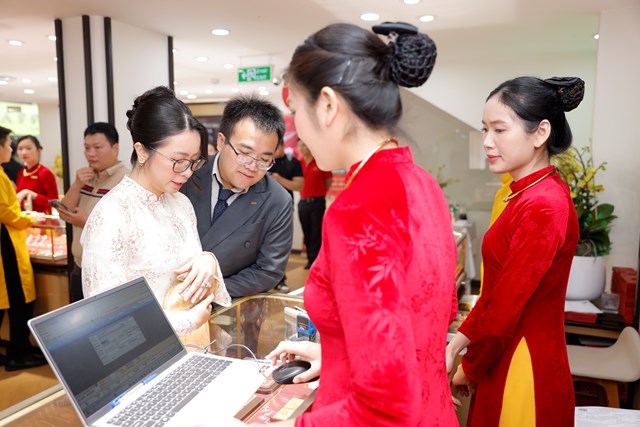 Đông đảo khách mời, khách hàng tham quan và trải nghiệm sản phẩm vàng 24K trong ngày khai trương.