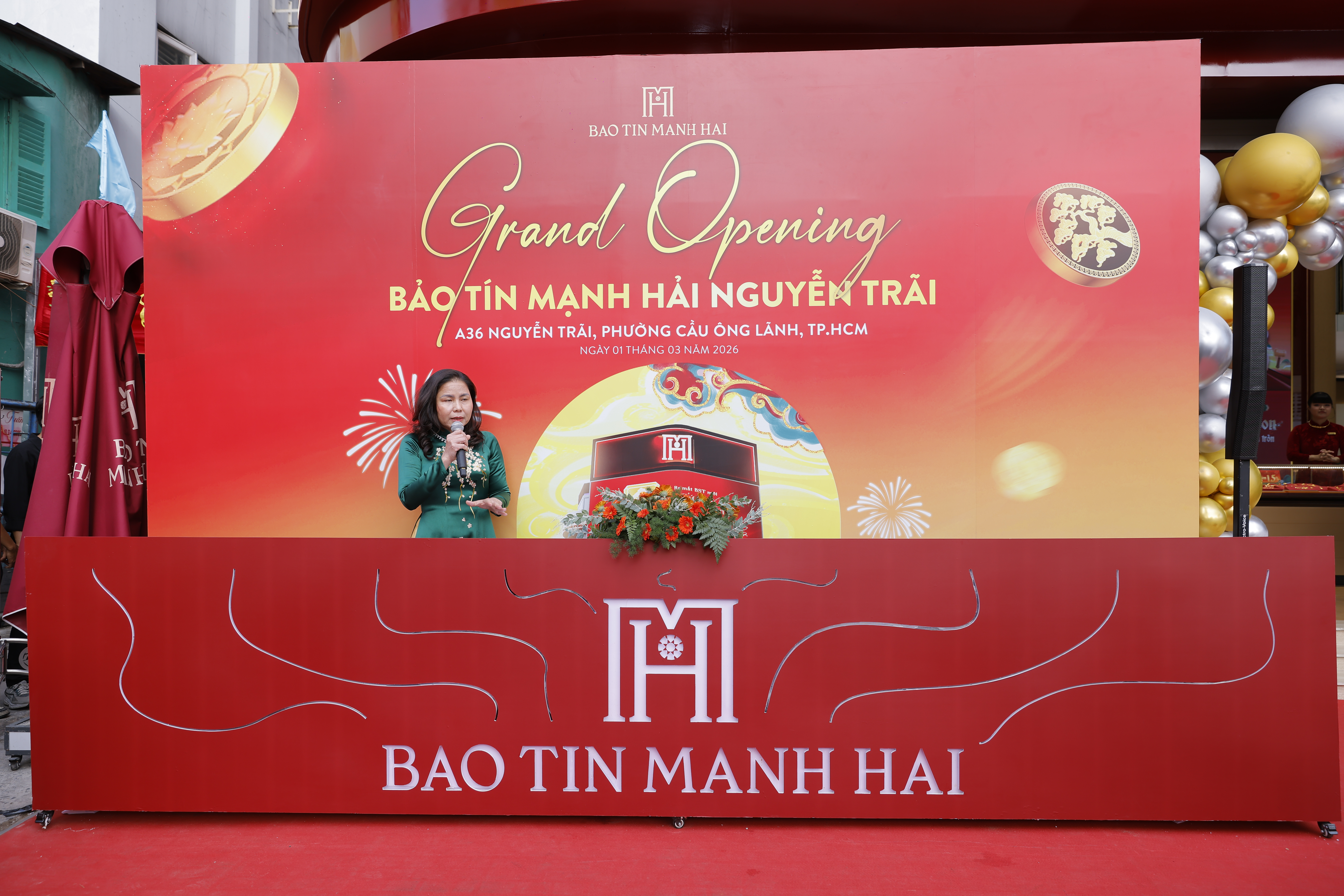 Bà Nguyễn Thị Hồng – CEO Bảo Tín Mạnh Hải phát biểu tại lễ khai trương, khẳng định định vị “Thương hiệu quốc dân” và “Điểm đến của vàng 24K” của doanh nghiệp tại TP.HCM.