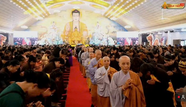 Toàn cảnh chính điện Chùa Đỏ rực sáng trong lễ hội đầu xuân, với hơn 4.000 phật tử và đại biểu tham dự, đồng lòng hướng về nghi lễ cầu an trang trọng.