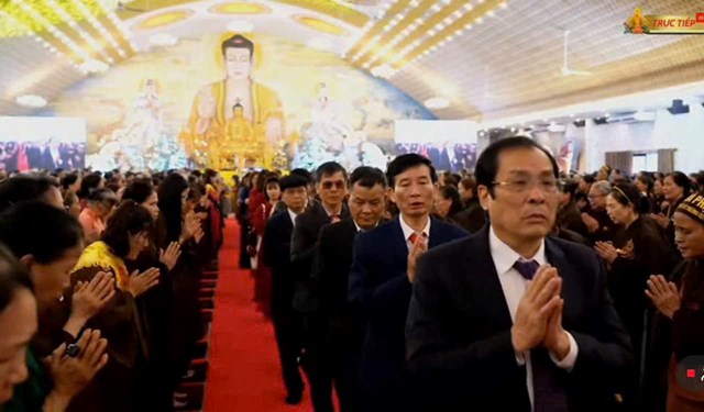 Đoàn đại biểu Hội đồng họ Nguyễn TP Hải Phòng thành kính tham gia nghi lễ, nối tiếp đoàn chư tôn đức trong không khí thiêng liêng, tràn đầy đạo vị đầu năm mới.