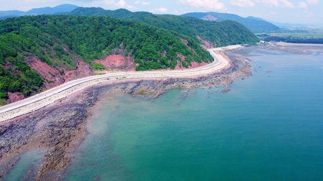 Biển Cửa Hiền nhìn về phía núi