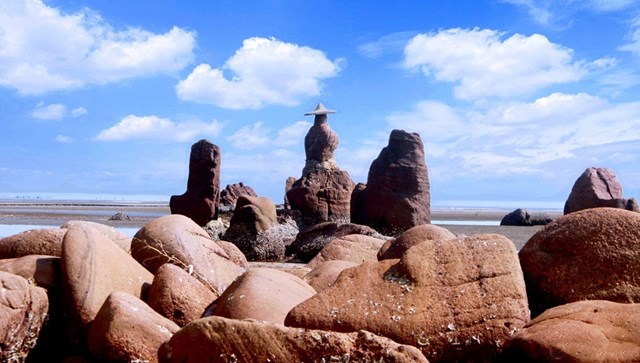 Những tảng đá cũng được mang một cái tên để nhớ như hòn rùa, hòn tay vẫy gọi, hay thiếu nữ ngóng biển chờ chồng hướng ra khơi xa.