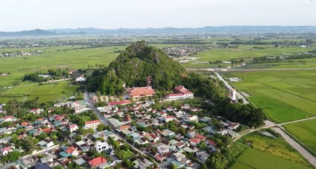 Lèn Hai Vai là núi đá tự nhiên độc đáo, với hình dáng đặc biệt giống như vai của người khổng lồ