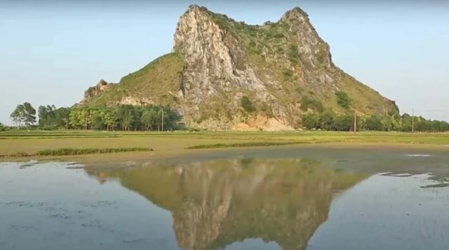 Cận cảnh Lèn Hai Vai