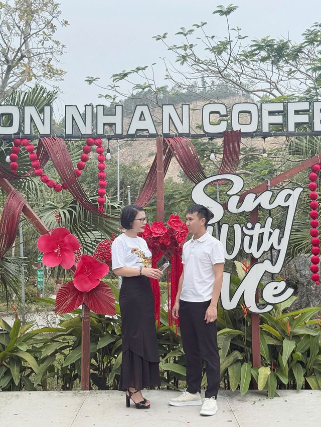 Ông Vũ Văn Phong, Giám đốc Khu Du lịch sinh thái Hòn Nhạn, trao đổi thông tin với phóng viên về định hướng phát triển du lịch sinh thái gắn với bảo tồn cảnh quan tự nhiên.