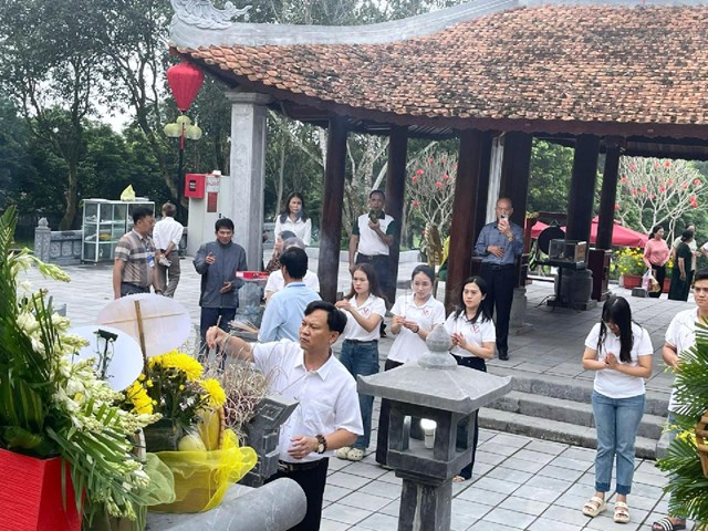 Anh Trần Văn Chiến chủ cơ cở nhung hươu Chiến Sơn dâng hương Đại danh y Lê Hữu Trác