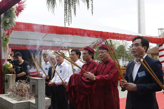 Lãnh đạo xã Tu Vũ và các đại biểu dâng hương tưởng nhớ công đức Đức Thánh Tản Viên, gia đình Đức Thánh Tản và 2 vị tướng Cao Sơn, Quý Minh.