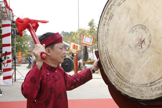 Lãnh đạo xã Tu Vũ đánh chiêng, trống khai hội.