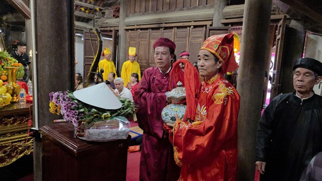 Nghi lễ rước nước từ bến sông Đà vào Đền Lăng Sương.