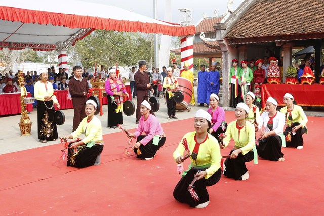 Những điệu múa của đồng bào dân tộc Mường dưới tiếng cồng chiêng âm vang.