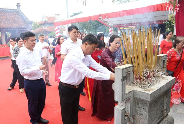 Nhân dân và du khách dâng hương tưởng nhớ công đức Đức thánh Tản viên và gia đình Đức thánh Tản