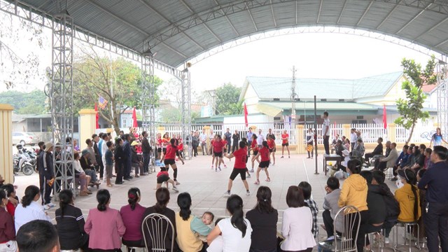 Người dân theo dõi các đội bóng chuyền nữ thi đấu.