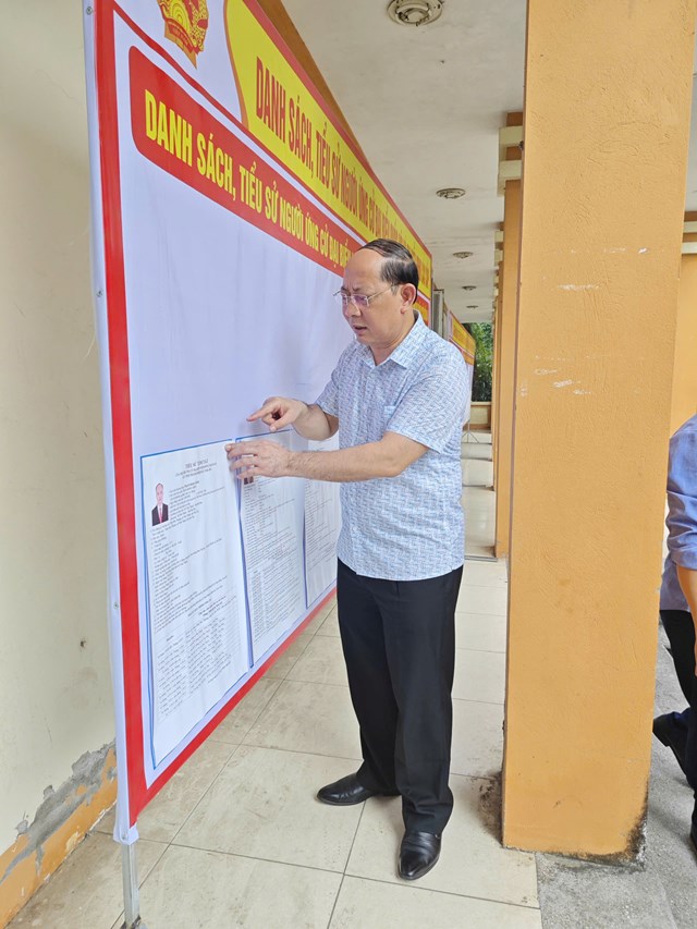 Đồng chí Phùng Đắc Chiến, Phó Bí thư Đảng ủy, Chủ tịch UBND xã, Chủ tịch Ủy ban bầu cử xã kiểm tra việc niêm yết danh sách cử tri tại các điểm bỏ phiếu trên địa bàn.