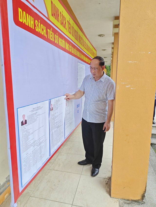 Đồng chí Phùng Đắc Chiến, Phó Bí thư Đảng ủy, Chủ tịch UBND xã, Chủ tịch Ủy ban bầu cử xã kiểm tra việc niêm yết danh sách cử tri tại các điểm bỏ phiếu trên địa bàn.