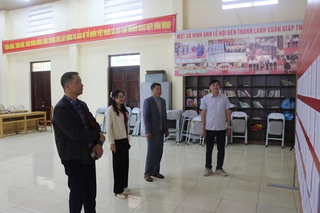L&atilde;nh đạo x&atilde; B&igrave;nh Tuyền kiểm tra việc ni&ecirc;m yết danh s&aacute;ch cử tri tại c&aacute;c điểm bỏ phiếu tr&ecirc;n địa b&agrave;n