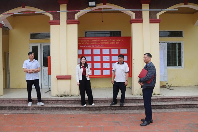 L&atilde;nh đạo x&atilde; B&igrave;nh Tuyền kiểm tra việc ni&ecirc;m yết danh s&aacute;ch cử tri tại c&aacute;c điểm bỏ phiếu tr&ecirc;n địa b&agrave;n