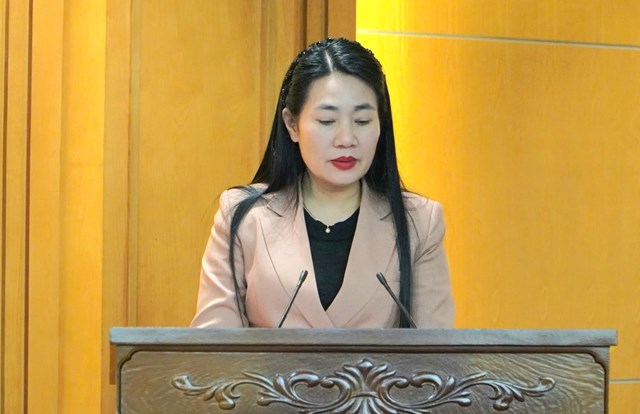 Bà Nguyễn Thị Việt Hà – Phó Chủ tịch HĐND tỉnh Hà Tĩnh thông tin về công tác chuẩn bị cho cuộc bầu cử tại buổi họp báo.