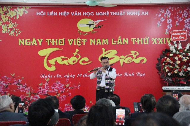 C&aacute;c đại biểu đọc thơ v&agrave; tr&igrave;nh b&agrave;y c&aacute;c t&aacute;c phẩm &acirc;m nhạc